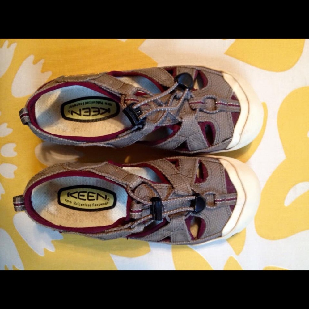 Womens Keen shoes-size 5, never worn!
